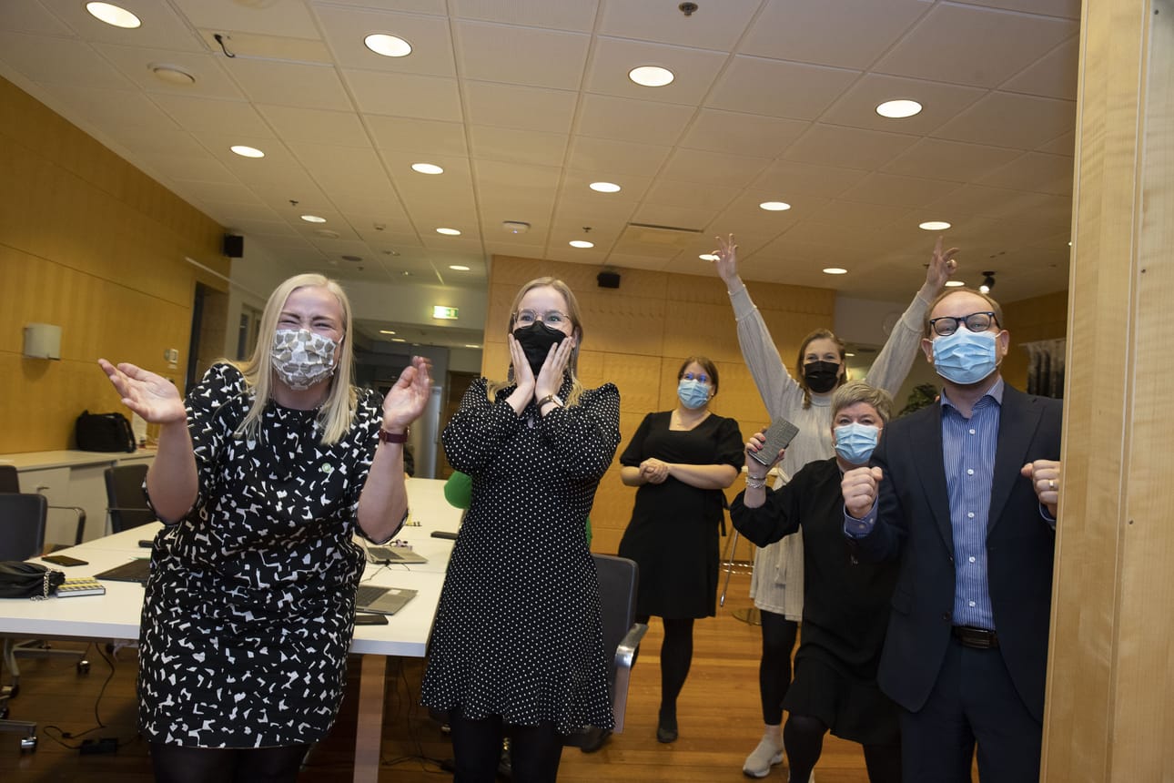 Keskustassa on iloittu aluevaalien muhkeasta voitosta Pohjois-Pohjanmaalla, kuten piirin puheenjohtaja Marjut Lehtosen (vas.), Hanna Markkasen, Minna Siiran ja Antti Ollikaisen vaali-illan ilmeistä näkyy. Seuraavaksi on keskustan tehtävä olla ajurina, kun puolueet neuvottelevat luottamuspaikkojen jaosta.