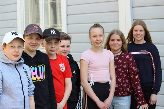 Pikkuparlamentissa olivat Felix Långvik Härkmeren ruotsinkielisestä koulusta, Rasmus Lähteenmäki ja Sami Vesala Kantakaupungin ruotsinkielisestä koulusta, Sebastian Sjöstrand Härkmeren ruotsinkielisestä koulusta, Alexandra Sundén, Adelina Smeds ja Liva Berg. KUVA: MINNA ZILLIACUS