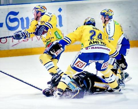 Jään pinnassa. Kärppäpuolustaja Ari Vallin on jäänyt Lukko-pelaajien jalkoihin.