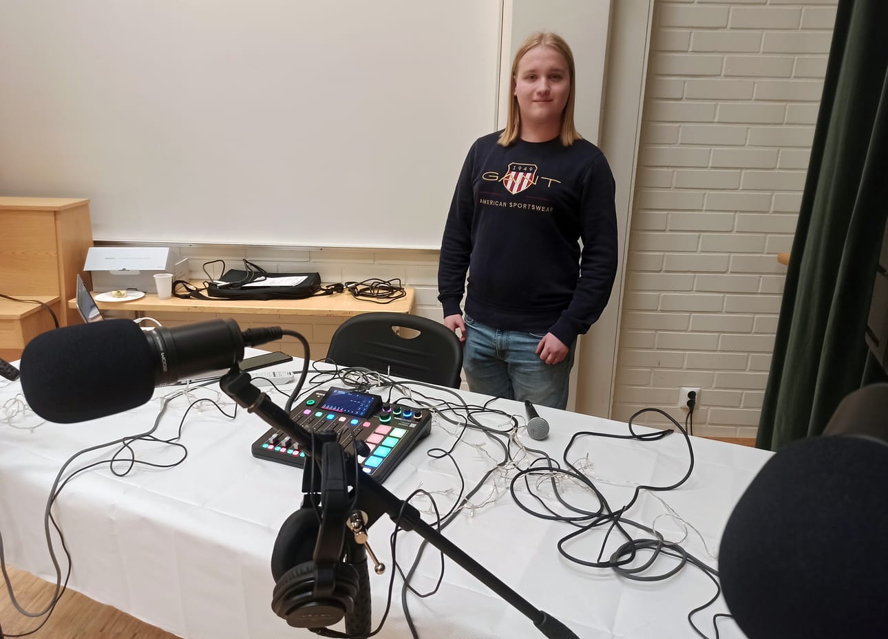 Ähtäriläisnuorista koostuva pienryhmä haki ja sai rahoitusta podcast-välineiden hankintaan. Lanseeraustilaisuudessa välineistöä ja niiden avulla tuotettua podcastia esitteli Ähtärin nuorisovaltuuston puheenjohtaja, 16-vuotias Eetu Setälä.