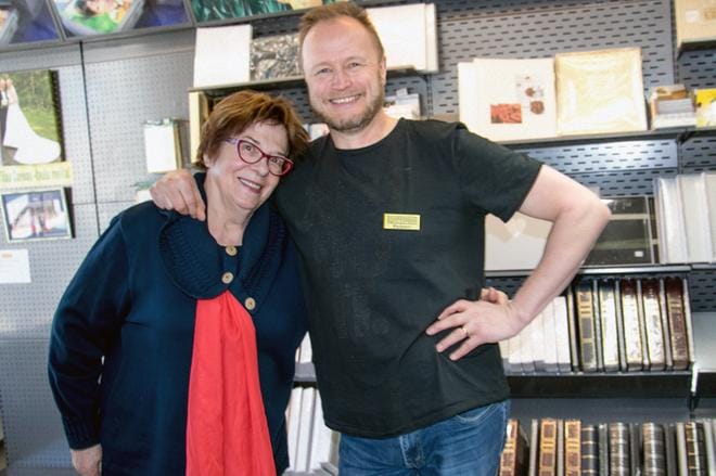 Eeva Tallberg ja Petteri Opas työskentelivät vuosia työkavereina. Tallberg myi omistamansa Kauhajoen Kuvaamon vuonna 2002 Oppaalle, mutta jatkoi uuden omistajan liikkeessä muotokuvauksia aina vuoteen 2008 saakka. KUVA: JORMA HAVULA