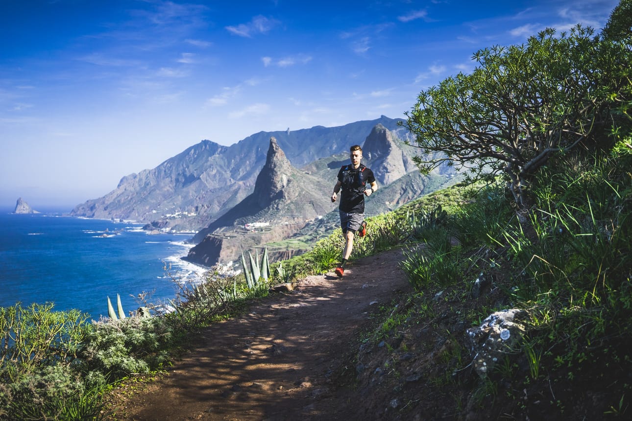 Anagan luonnonpuisto sijaitsee Teneriffan pohjoiskärjessä. Merkitty Afur–Taganana–Afur-vaellusreitti sopii loistavasti polkujuoksuun. Vuoren rinteeseen rakennetun Tagananan kylän läpi kulkeva reitti on noin 14 kilometriä pitkä ja sisältää yli 1200 nousumetriä.