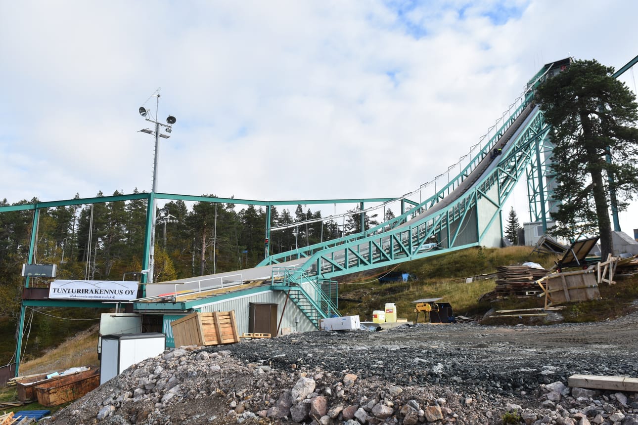 Rukan suurmäki on parhaillaan remontissa tulevia kisoja varten.