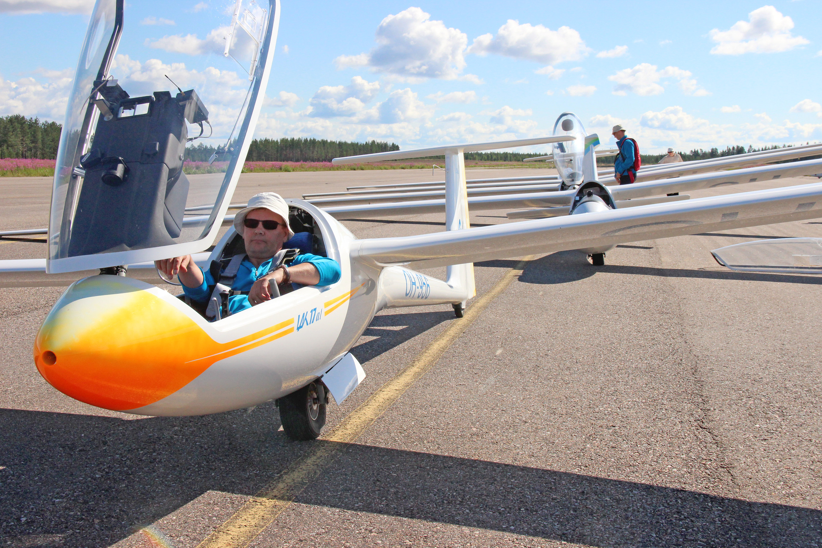Oululainen Raimo Leskelä voitti kahtena ensimmäisenä päivänä Moskiitorallin päiväkisan, kolmantena päivänä hän sijoittui toiseksi. Purjelentäminen on pitänyt Leskelää koukussa jo pian 30 vuotta.