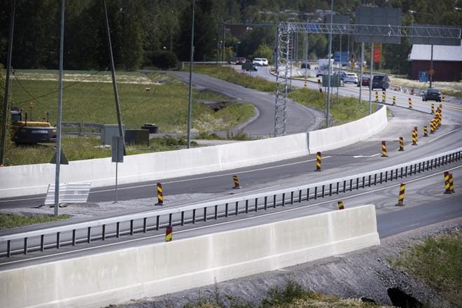 Laihialla uutta tietä reunustavat melukaiteet ovat kutsuvan puhtaat. Millaista taidetta niissä nähdään tulevina vuosina? KUVA: JARNO PELLINEN