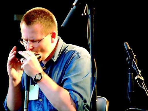 Blues-mies. Vaikka Brendan Power onkin tunnettu lähinnä irlantilaismusiikin esittäjänä, on hänen intohimonsa blues.