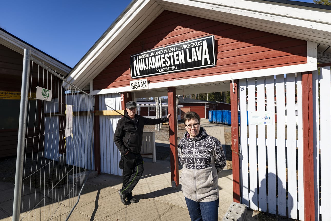 Nuijamiesten lavan huvijaoston puheenjohtaja Piia Parkkinen ja Ylikiimingin Nuijamiesten puheenjohtaja Veikko Jokikokko ovat valmiita kesän tanssikauteen.
