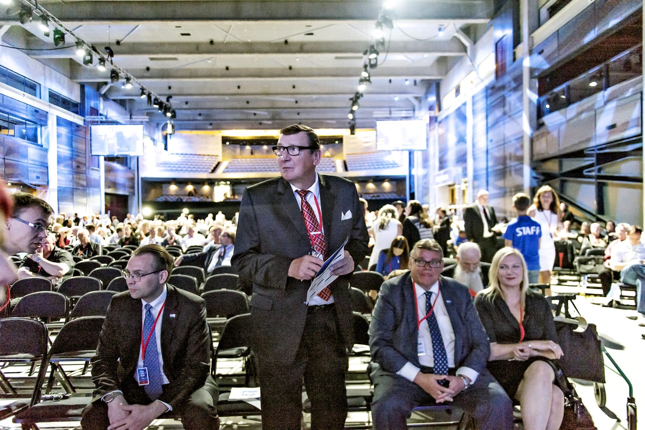 Perussuomalaisten puoluekokous elokuussa 2015. Raimo Vistbacka (keskellä) on puolueen ensimmäinen puheenjohtaja ja kansanedustaja.