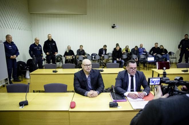 Rikollisjärjestö United Brotherhoodin lakkauttamisasian käsittely oikeudessa on viivästynyt koronaepidemian takia. Jengin johtaja Tero Holopainen (vas.) vastustaa UB:n virallista kieltämistä. KUVA: Joel Maisalmi