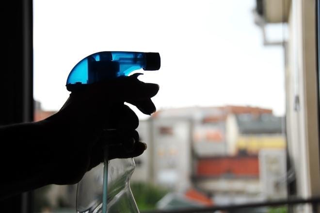 Mitä nopeammin lian poistaa, sitä kevyemmillä konsteilla se lähtee.