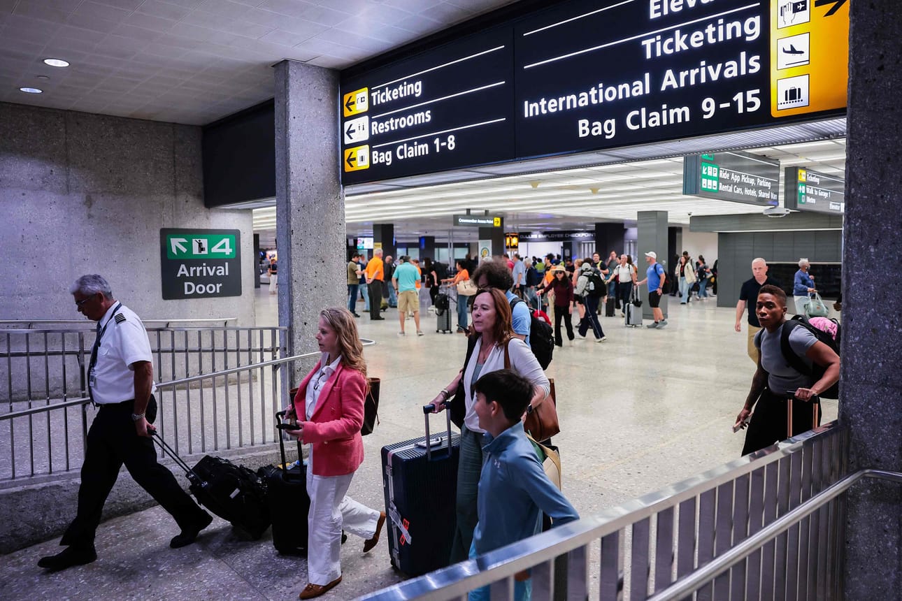 Matkustajia Washington D.C:n Dullesin lentokentällä heinäkuussa.