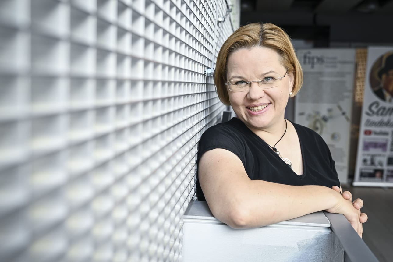 Avaruusfysiikan professori Minna Palmroth kertoo, että Suomeen on rekisteröity jo 27 satelliitilla. Suomalaisia satelliitteja on rekisteröity myös muualle. Kuva: KIMMO BRANDT