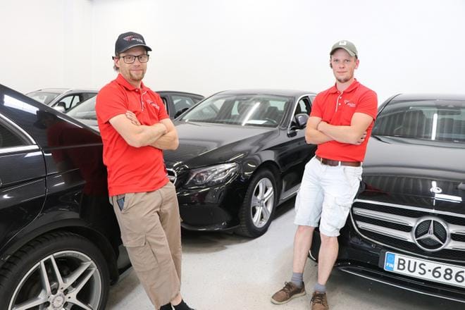 Juha Karhukorpi (vas.) ja Jani Lamminmäki toimivat automyyjinä Cars Perholla. KUVA: SAILA COLLANDER
