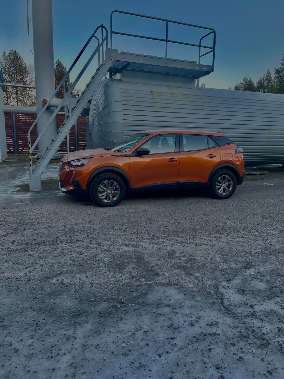 Tupoksen koulun liikunnanopettaja Jyri Kyllönen on tyytyväinen sähköauton omistaja.