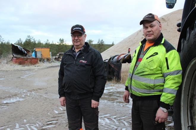Jussi ja Timo Metsälehto pitävät Karijoen teitä kulkukunnossa. KUVA: LOTTA KALLIO