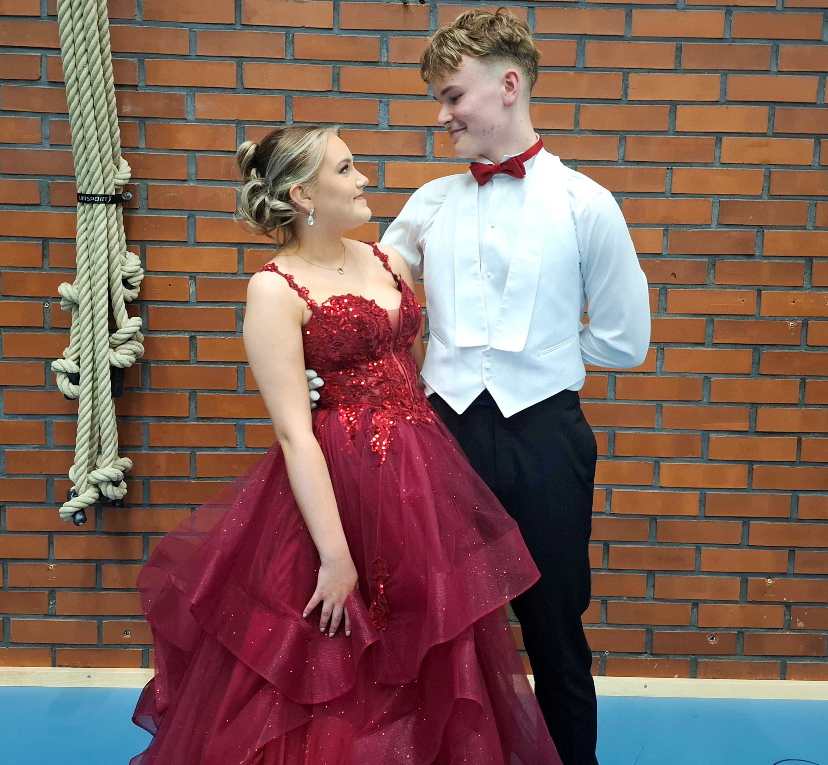 Ahkera harjoittelu palkittiin – Alavuden lukiolaiset loistivat vanhojen tansseissa