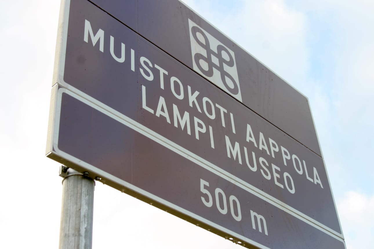 Muistokoti Aappolan pihamaalla pääsee laulamaan lauantaina tuttuja suomalaisia lauluja.