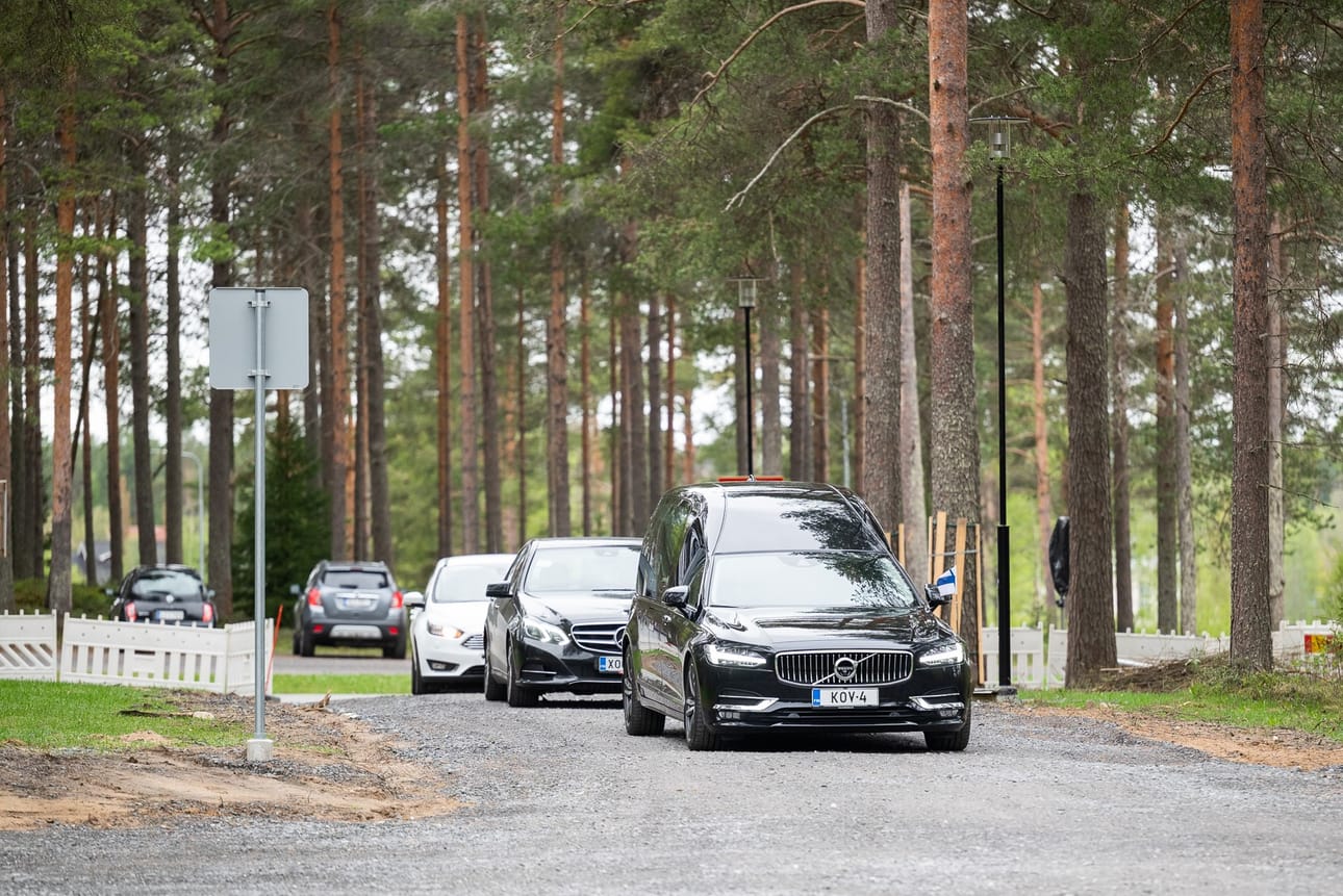 Täsmällisyys ja yksityiskohdiltaan huoliteltu palvelu ovat keino kunnioittaa vainajaa viimeisellä matkallaan.
