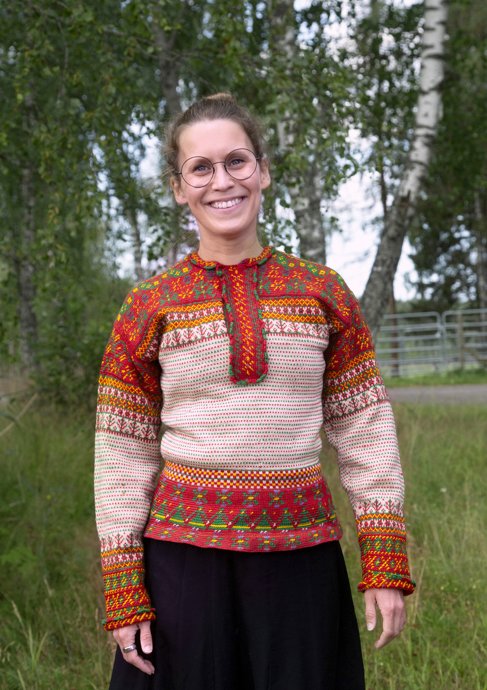 Kirjan kuvituksessa mallin Maria Manfollkin yllä on vanha korsnäsinpaita Korsnäsin kotiseutumuseon kokoelmista.