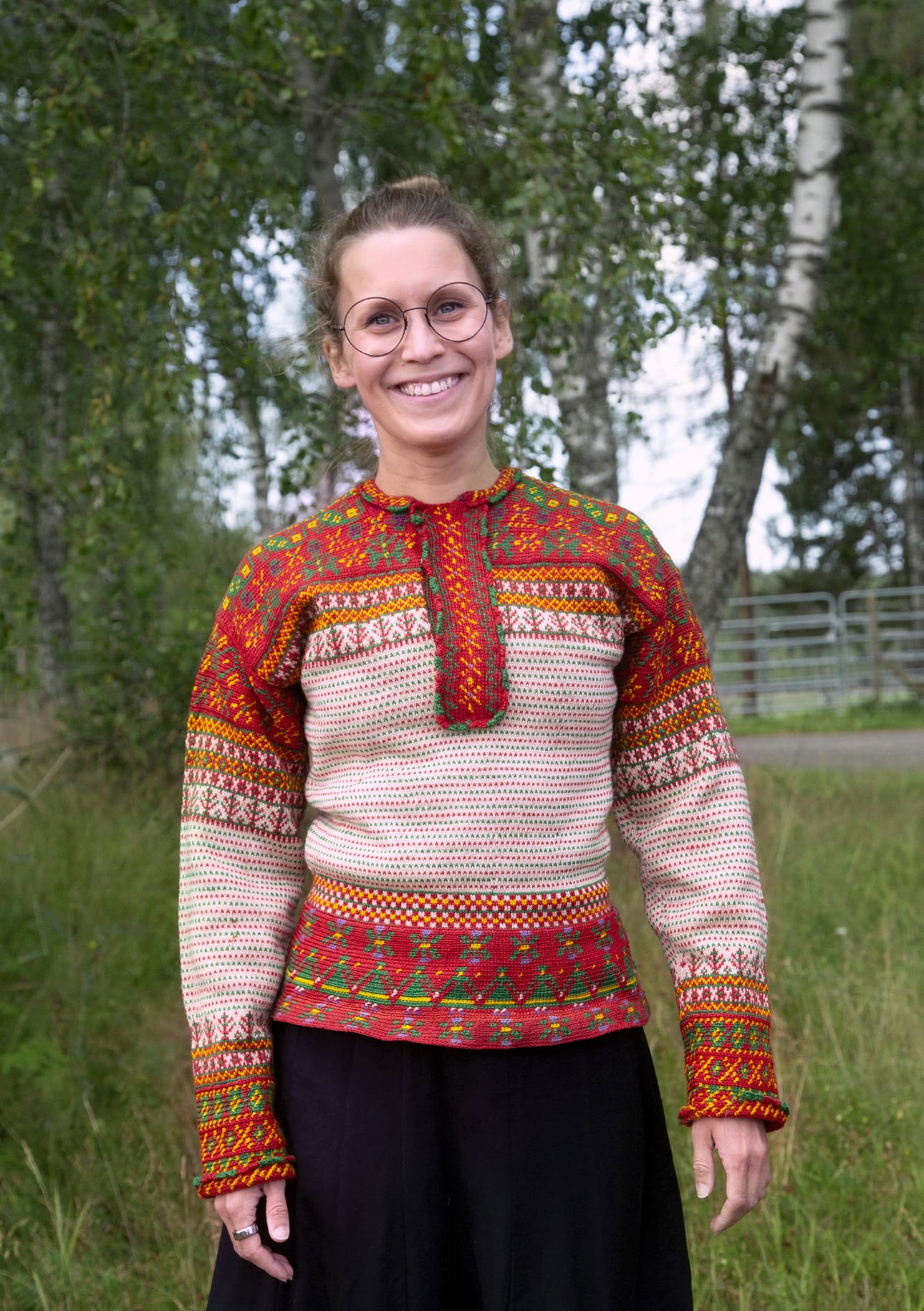 Kirjan kuvituksessa mallin Maria Manfollkin yllä on vanha korsnäsinpaita Korsnäsin kotiseutumuseon kokoelmista.