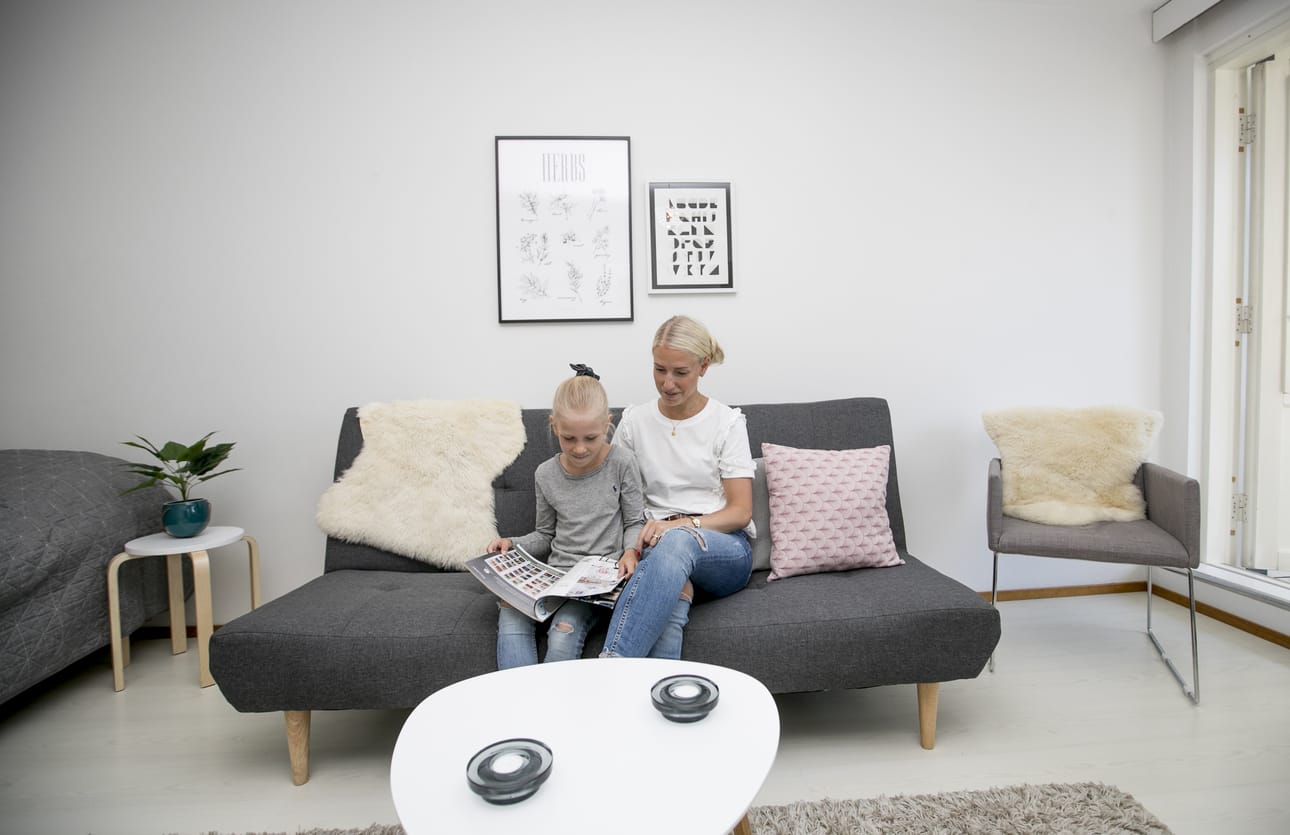Maria Vihtkari kävi tyttärensä Ellin kanssa laittamassa kuntoon yksiön ensimmäisiä Airbnb-majoittujia varten.