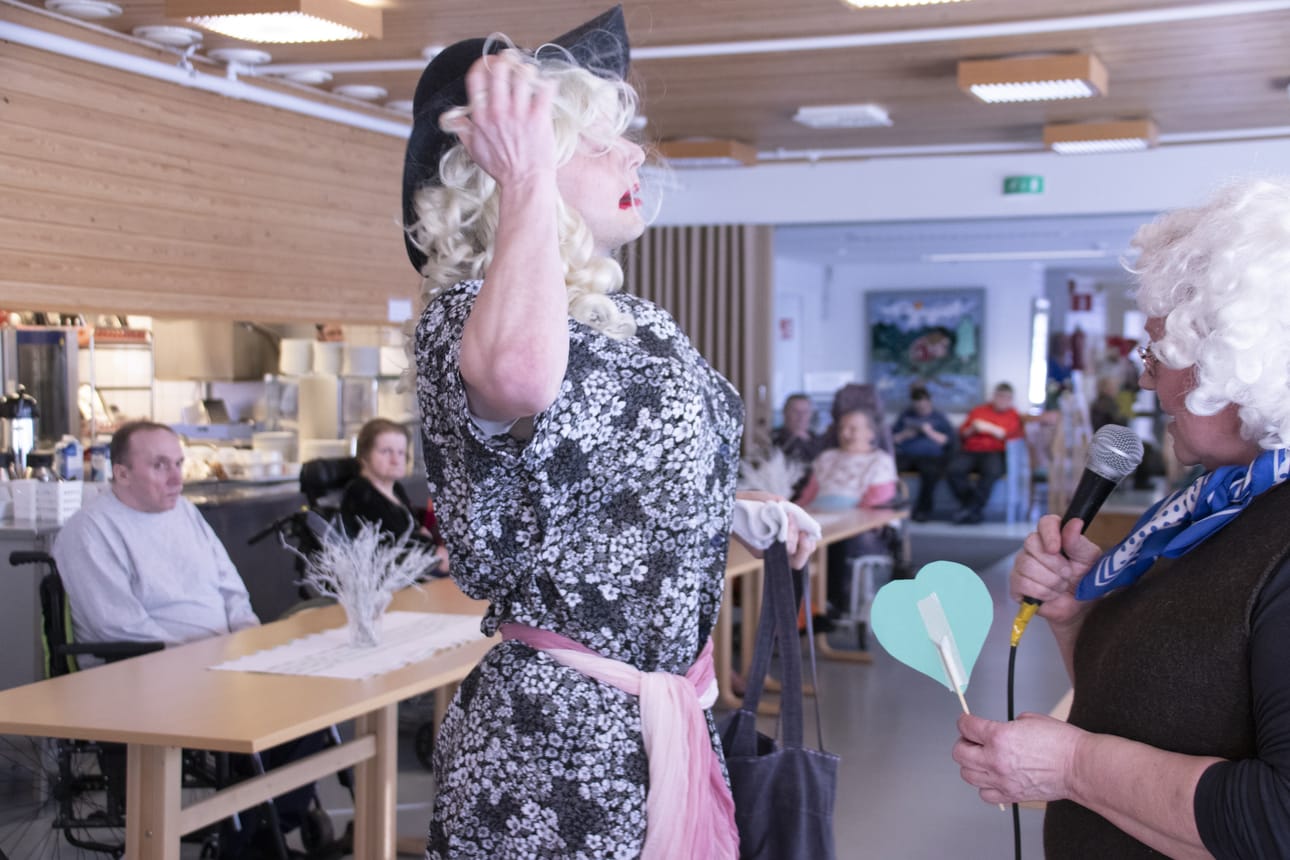 Unelma Säleiköllä oli paljon asiaa, kun hän kertoi itsestään missejä haastatelleelle juontajana toimineelle Hurja Hanna-noidalle. Toimistopaperit tulevat varmasti nidotuksi ja pinotuksi, kun kääntyy Unelman puoleen.