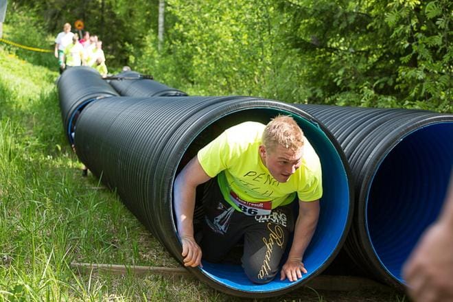 Kisassa on matkan varrella hyvin erityyppisiä esteitä. Välillä kiipeillään ja välillä ryömitään. KUVA: KUNTOSUDET