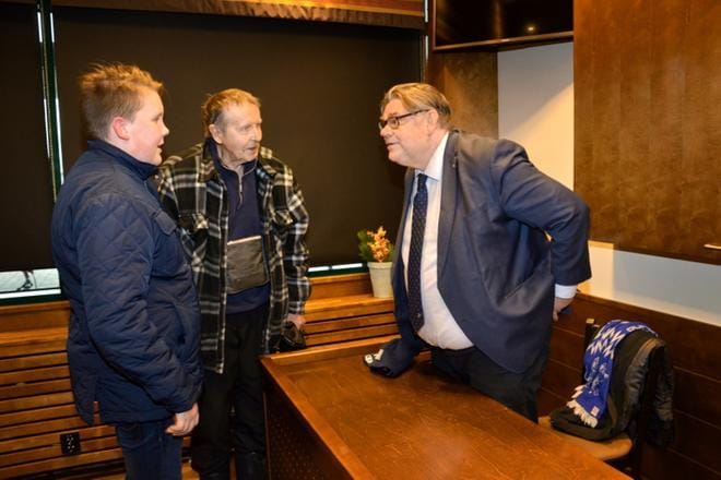 Ulkoministeri Timo Soinia jututtamassa vimpeliläiset Patrick Itäniemi ja Rauno Toivola. KUVA: MARKKU TURPELA