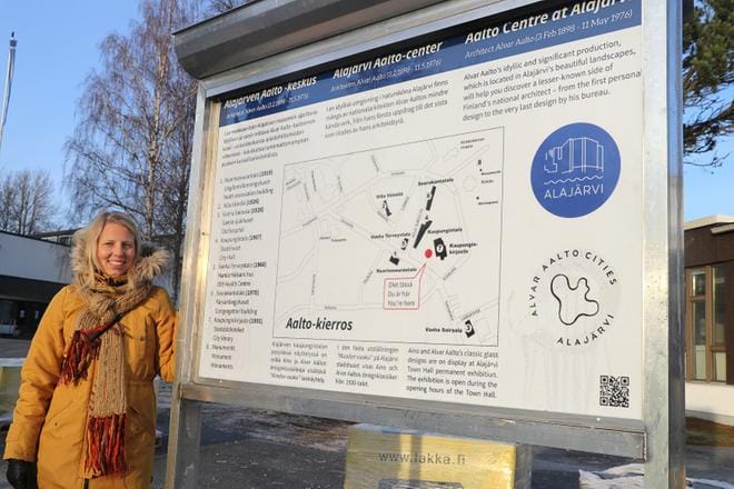 Viestintäsuunnittelija Kirsi Lassilan mukaan taulujen ulkoasussa on huomioitu Alajärven brändi sinivalkoisine väreineen.