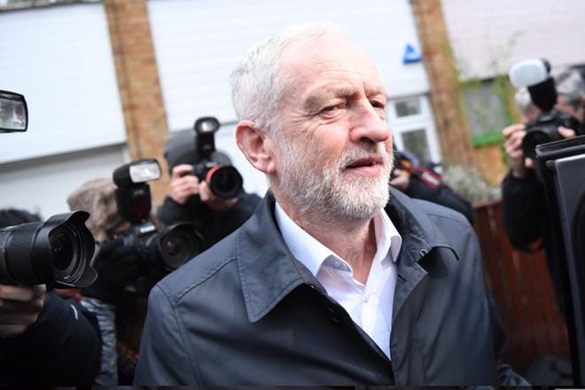 Brexit-kaaoksen sisällä käydään myös kovaa valtataistelua. Oppositiojohtaja Jeremy Corbynin jätttämä ehdotus epäluottamuslauseesta hallitukselle ei saanut alahuoneen enemmistön tukea.