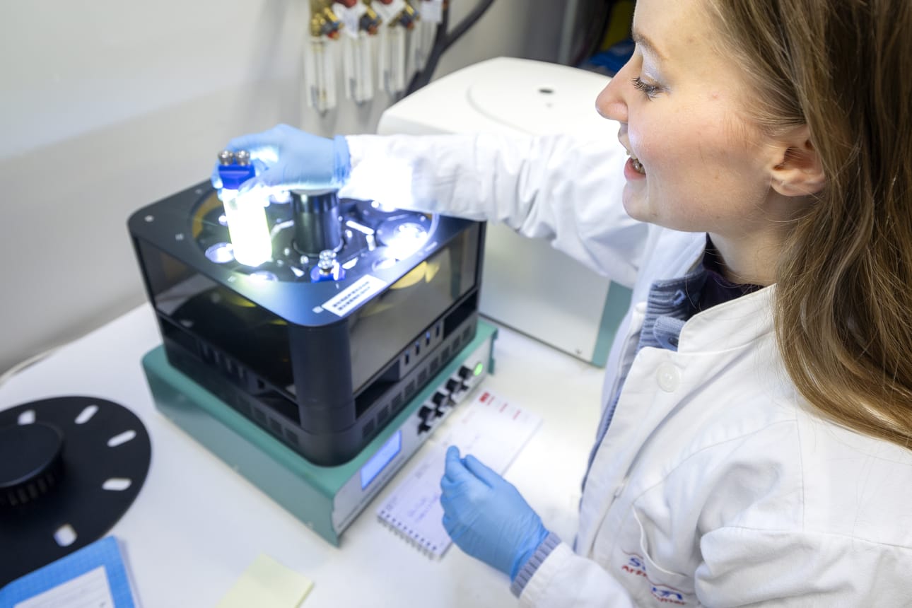 Kuvassa näkyvä vetyaurinkokennon prototyyppi on valmistettu 3D-tulostuksella, Veera Tapionkaski kertoo.