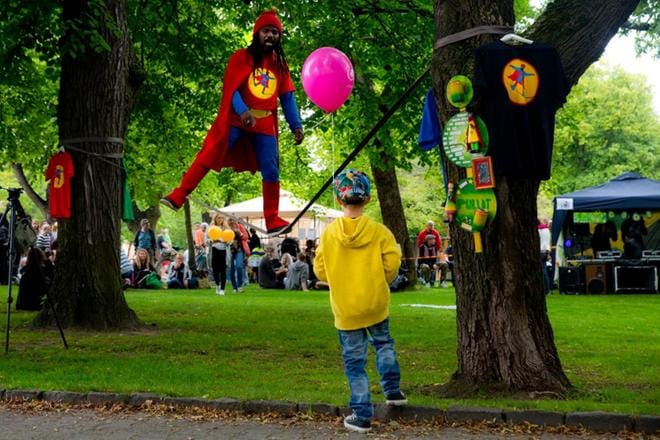 Taiteiden yö on myös lasten juhla. Vuonna 2015 teräsmiesasuun pukeutunut trapetsitaiteilija viihdytti yleisöä Kirkkopuistossa. ARKISTOKUVA: EETU SILLANPÄÄ