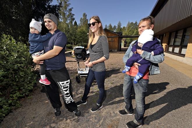 Kasperissa on riittävät palvelut, Juha-Matti Riihimäki, Eveliina Manner sekä Satu Manner toteavat. Jenina ja Jare Riihimäki myötäilevät. KUVAT: KARI LÖFHJELM