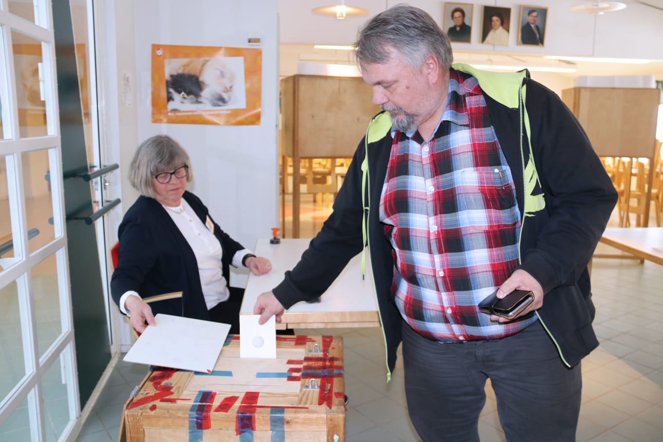 Jarmo Hirvonen äänesti varsinaisena vaalipäivänä Salonpään koululla Oulunsalossa. Näiden vaalien innokkaimmat äänestäjät löytyivätkin Oulunsalosta. Vaalivirkailijana toimi Tuula Anttila.