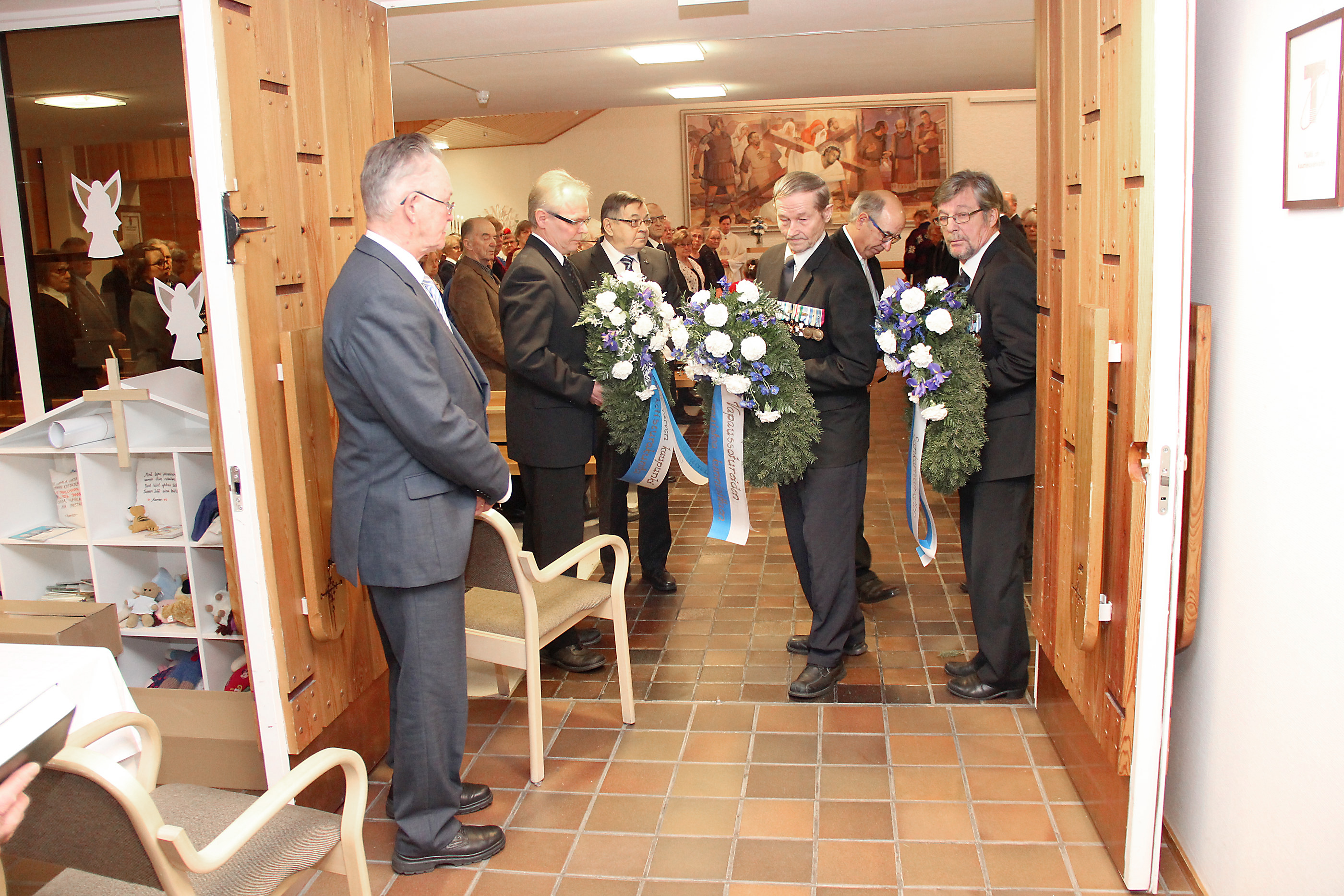 Juhlajumalanpalveluksen päätteeksi lähetettiin seppelpartio sankarihaudoille. Seurakunnan puolesta sitä olivat saattamassa mm. Arvo Niskasaari ja Henrik Hämäläinen. Loppumatkasta vastasivat paikallisten maanpuolustusjärjestöjen edustajat: Vesa Ervasti, Taisto Luukkonen ja Esko Törmänen.