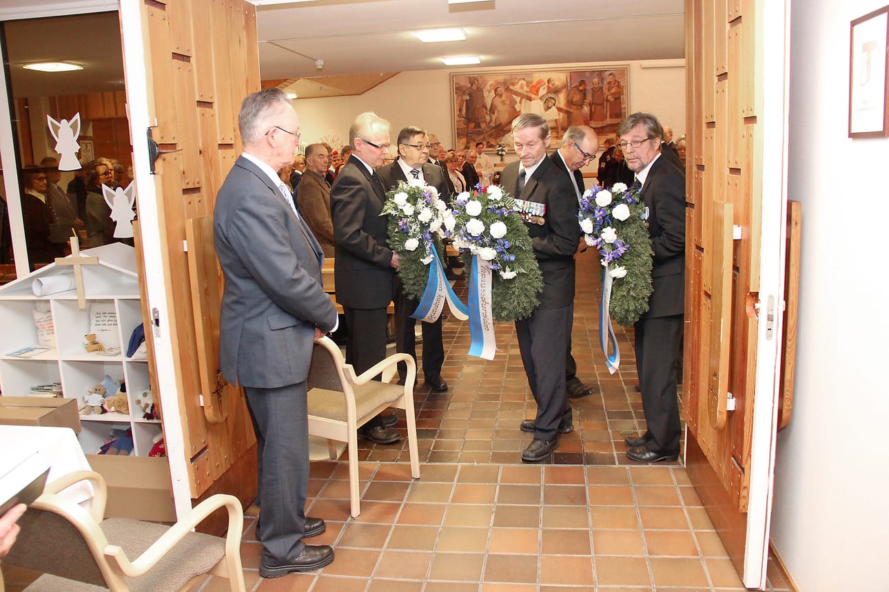 Juhlajumalanpalveluksen päätteeksi lähetettiin seppelpartio sankarihaudoille. Seurakunnan puolesta sitä olivat saattamassa mm. Arvo Niskasaari ja Henrik Hämäläinen. Loppumatkasta vastasivat paikallisten maanpuolustusjärjestöjen edustajat: Vesa Ervasti, Taisto Luukkonen ja Esko Törmänen.