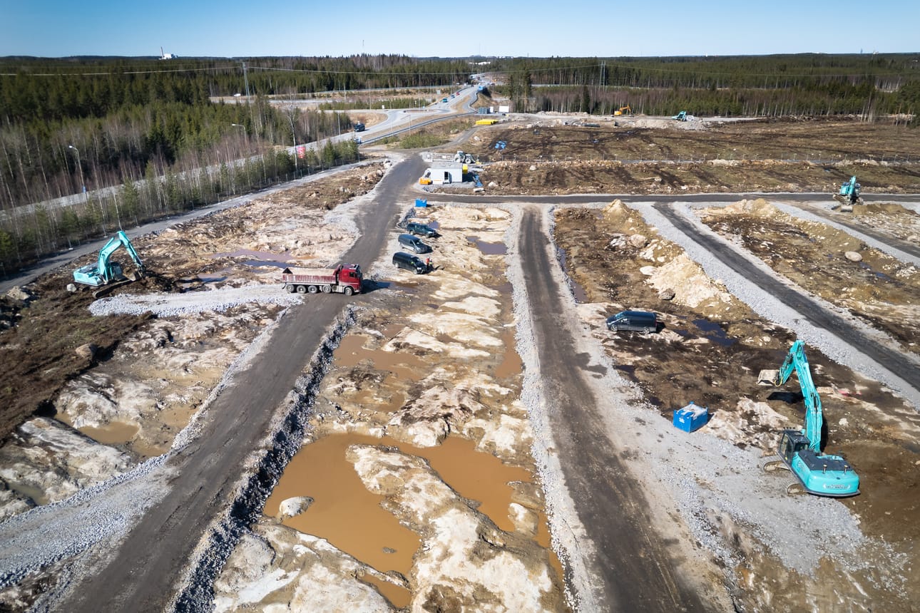 Kaivinkoneet olivat jo töissä Kivennevan datakeskusalueella perjantaina.