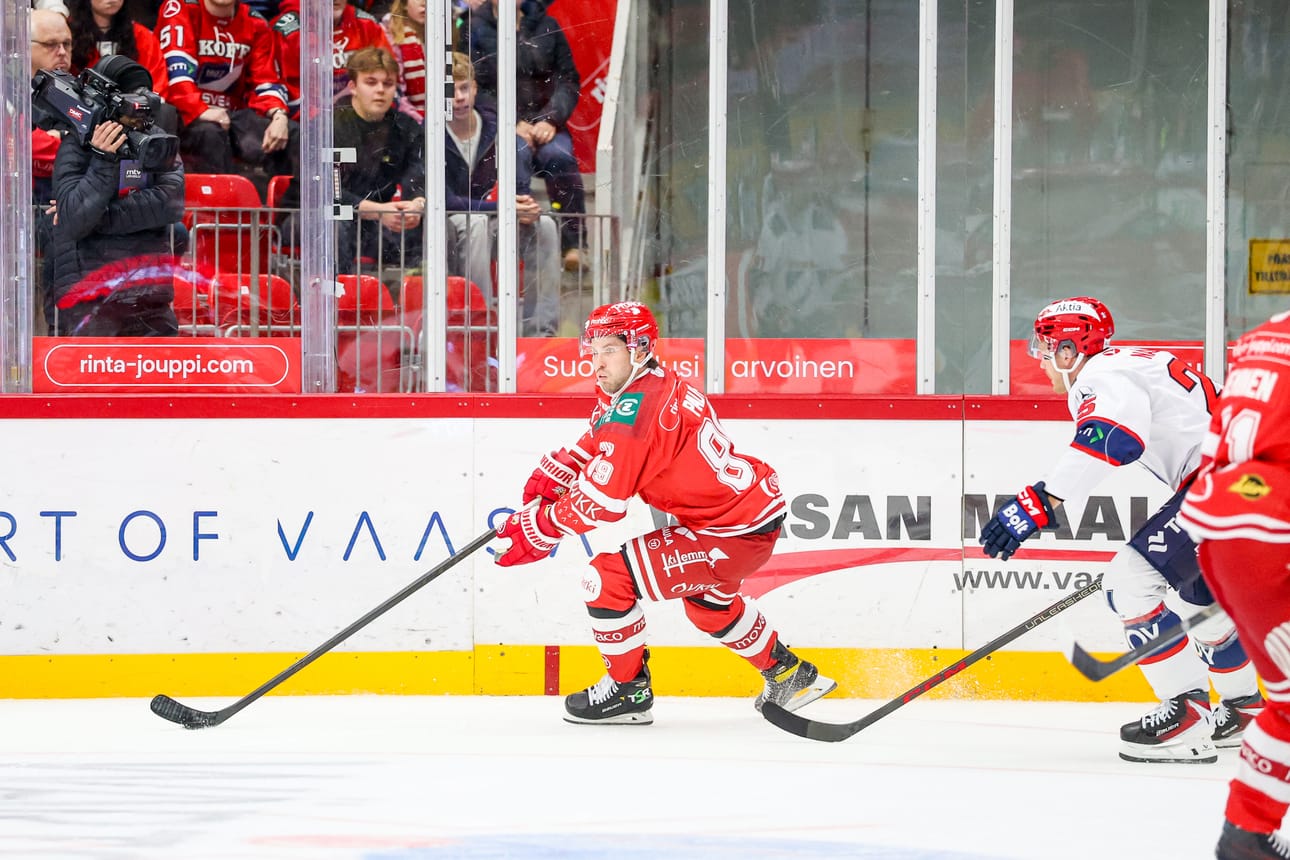 Puhuttiinpa peliajasta tai HIFK:n taklauksista, Oula Palvetta ei säästelty Sport-debyytissään.
