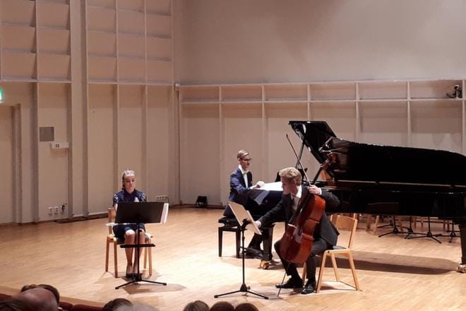 Veera Haapasalmi, säveltäjä Lauri Mäki-Kojola ja Anton Orpana esittivät Mäki-Kojolan säveltämän Piano trio nro 1:n. KUVA: HENNA MALILA