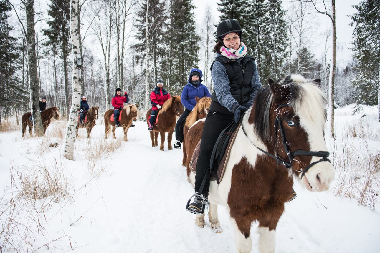 Turkulaiset Elina Kauppinen, Karoliina Olkkonen, Mikael Aaltonen, Mervi Aaltonen ja Ella Aaltonen lähtivät tapaninpäivänä issikkavaellukselle ratsutilan hoitaja Katja Sirviön johdolla.