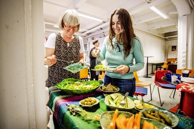 Suomalaisesta luonnosta ja villiyrteistä alkanut vihreä ruoka –kokeilu on turkkilais-norjalaisen Bobbie Esra G. Pertanin (oik) viimeisin projekti. Iltamissa ruoka oli laitettu tarjolle Pertanin ja Auli-Maija Luoman yhdessä tekemiin vihreisiin keramiikka-astioihin. KUVAT: KRISTA LUOMA