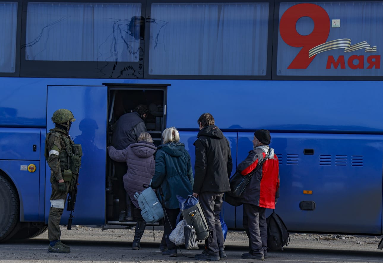 Azovstalista evakuoituja siviilejä on siirretty Zaporrizhzhjan kaupunkiin. Kuvassa evakuoituja siviilejä nousemassa linja-autoon 6. toukokuuta.