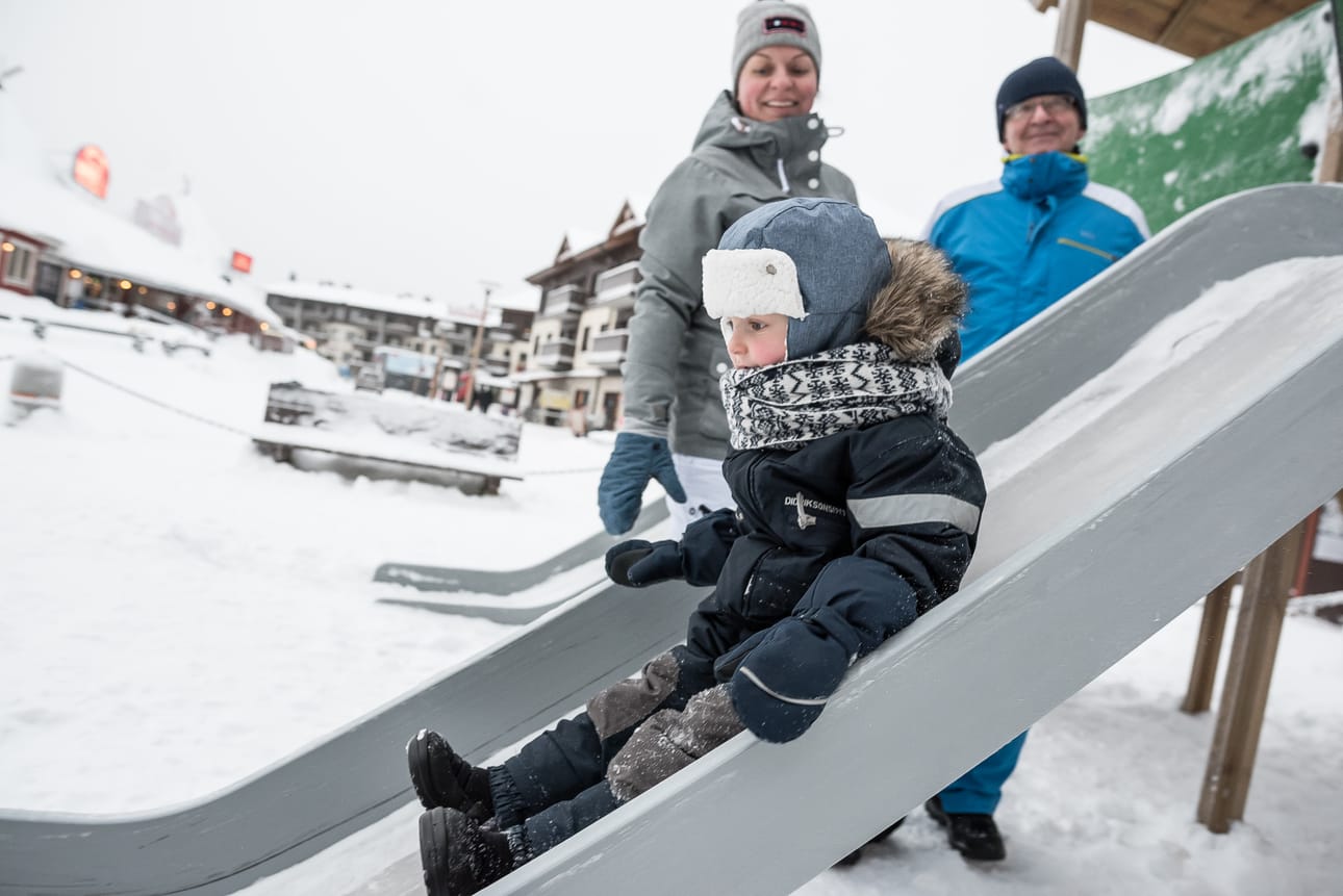 Julia, Matti ja Onni Suhonen löysivät monenlaista tekemistä Rukan kävelykylästä.