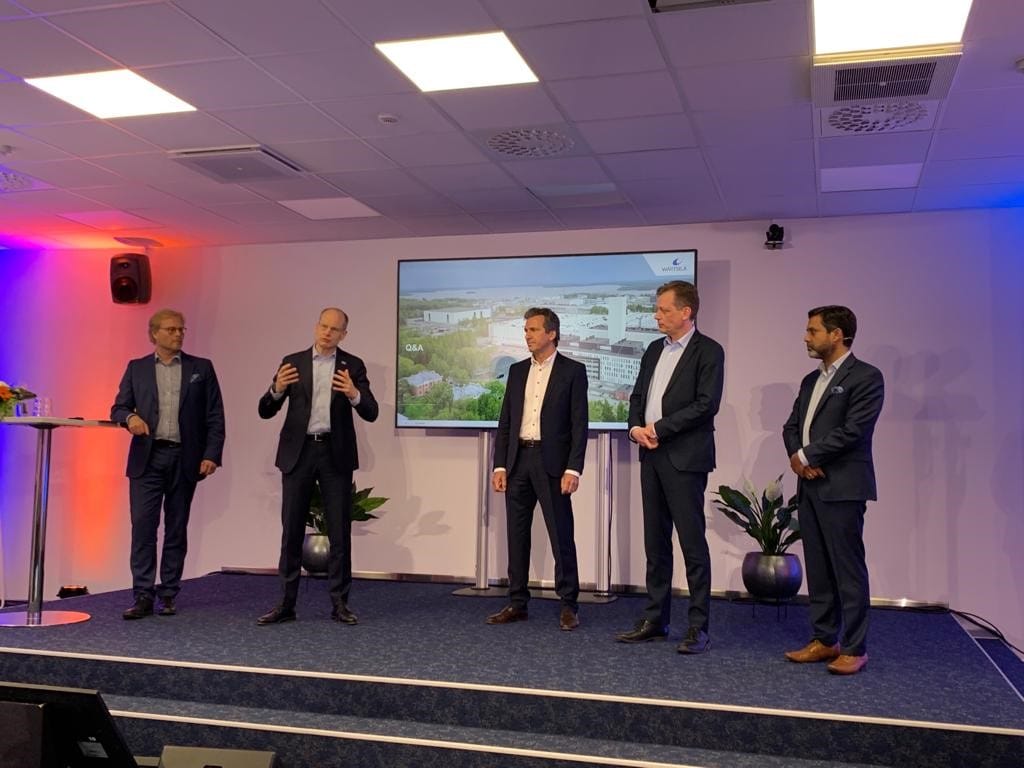 Wärtsilän johto osallistui tiistaina Smart Technology Hubin avajaisten media- ja sijoittajatapaamiseen. Vasemmalta viestintäjohtaja Atte Palomäki, toimitusjohtaja Håkan Agnevall, Wärtsilä Voyagen johtaja Sean Fernback, Wärtsilä Marine Powerin johtaja Roger Holm ja Wärtsilä Energyn johtaja Sushil Purohit.