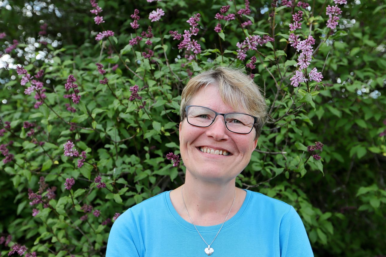 Huomaan hymyileväni nykyään enemmän. Olen aina ollut sosiaalinen, mutta ylipainoisena en halunnut liikkua ihmisten joukossa, sanoo Sanna Vauras-Mikkola.