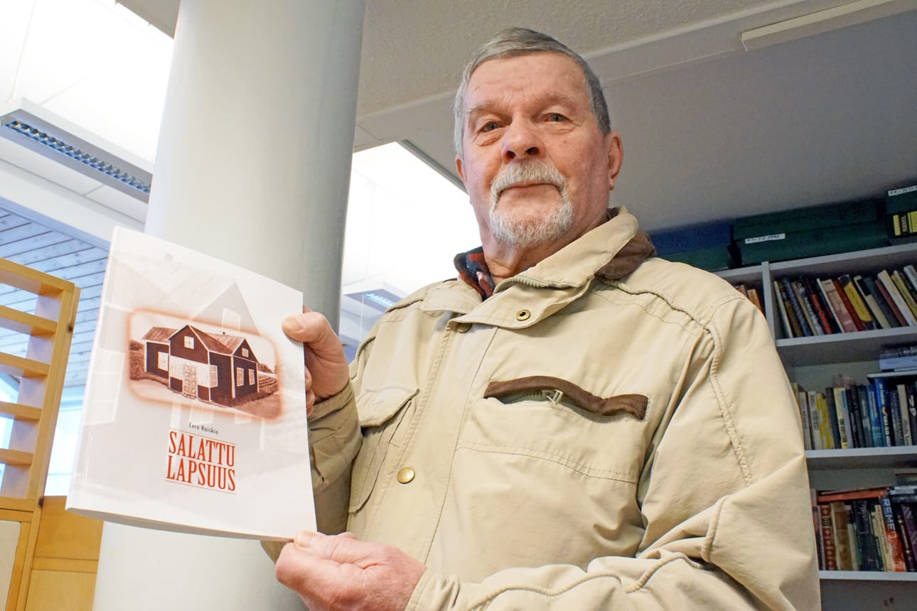 Pudasjärveläinen Eero Raiskio ja painotuore Salattu lapsuus -niminen muistelmateos.