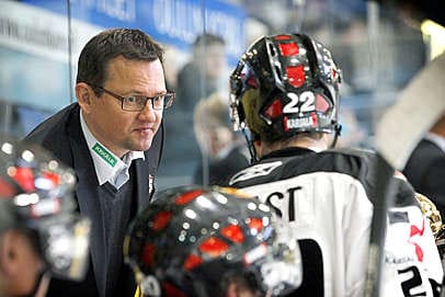 Kärppien hylkäämä Mikko Haapakoski johdatti Jokipojat Mestiksen finaaleihin ja solmi seuran kanssa kaksivuotisen jatkosopimuksen. Joensuussa ei uhota SM-liigasta, mutta... "Kyllä Pohjois-Karjalassa on huippukiekkoilulle tilaus", Haapakoski valistaa. Kuva on lokakuulta, jolloin Jokipojat voitti Oulussa Kiekko-Laserin 2-0.