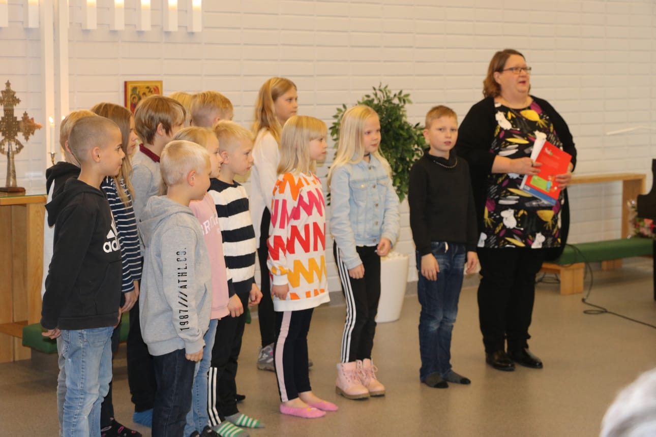 Juho Oksan koululaiset esiintyivät opettaja Tarja Mäkisen johdolla.