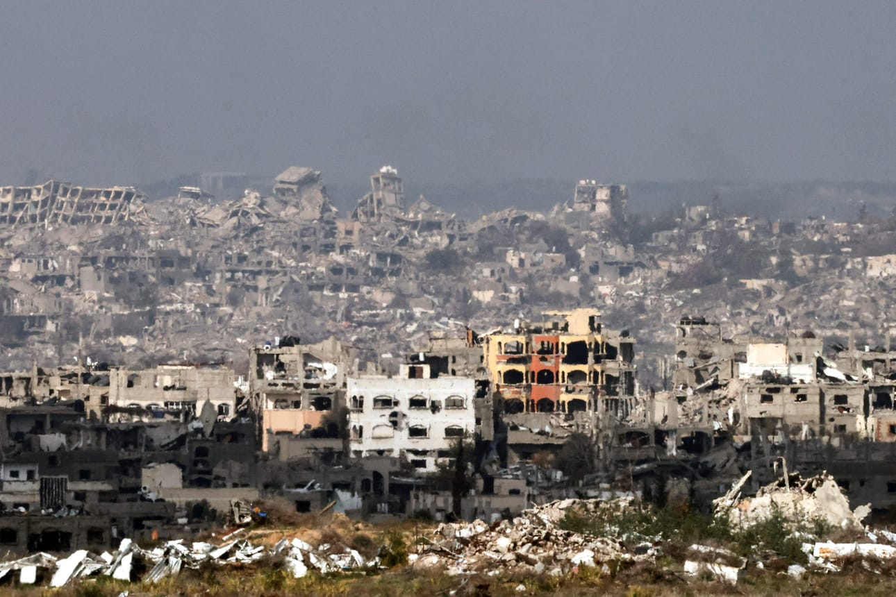 Israel ja äärijärjestö Hamas pääsivät keskiviikkona sopuun Gazan aseleposopimuksesta. Lokakuussa Israel kovensi sotilaallisia toimiaan Gazan pohjoisosassa, missä seisoo nyt lukuisia tuhoutuneita rakennuksia. LEHTIKUVA/AFP