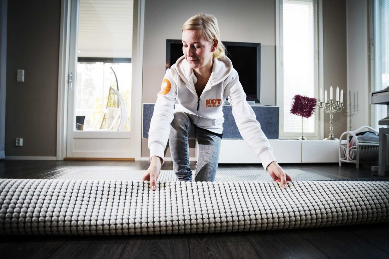 Koti Puhtaaksi -yrityksen siistijä Heli Jämsen kertoo pitävänsä työstään. Aiemmin hän on työskennellyt rakennussiivoojana. Työ oli raskaampaan, mutta hieman paremmin palkattua kuin kotisiivous.